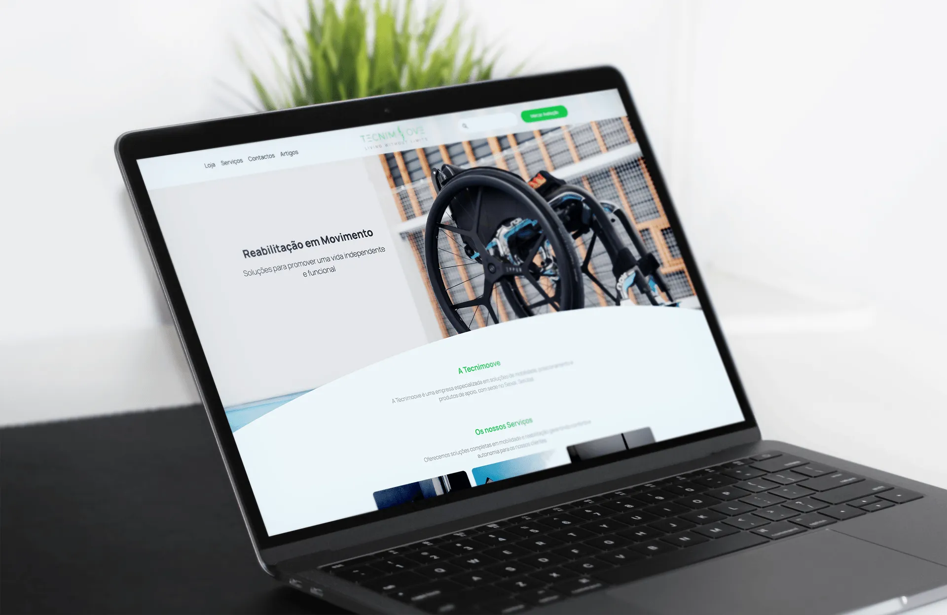 Laptop displaying the Tecnimoove homepage, with the "Reabilitação em Movimento" hero and a wheelchair wheel product photo